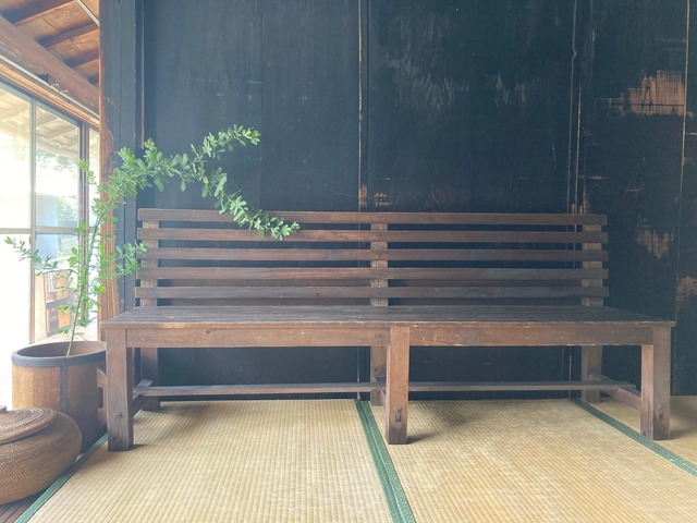 ヴィンテージの教会のベンチ