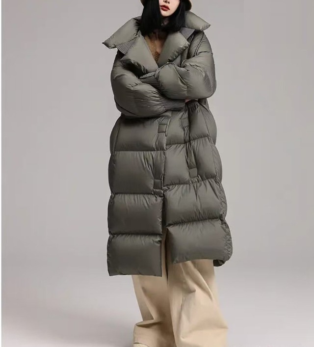 大きめ襟 スタンドカラー ロング丈 ダウンジャケット コート レディース トップス ジャケット アウター 上着 ダウン 羽織 膝下 ロング 長袖 ハイネック 襟付き ふっくら ポケット 前開き 中綿 かわいい 大人可愛い シンプル カジュアル おしゃれ かっこいい ルーズ 存在感 無地 春 秋 冬 ママ 通勤 学生 学校 通学 デート お出かけ 旅行 公園 女子会 休日 カフェ 重ね着 暖かい 防寒 体型カバー 普段使い 着回し レイヤード S M L ゆったり 黒 ブラック オフホワイト グレーグリーン