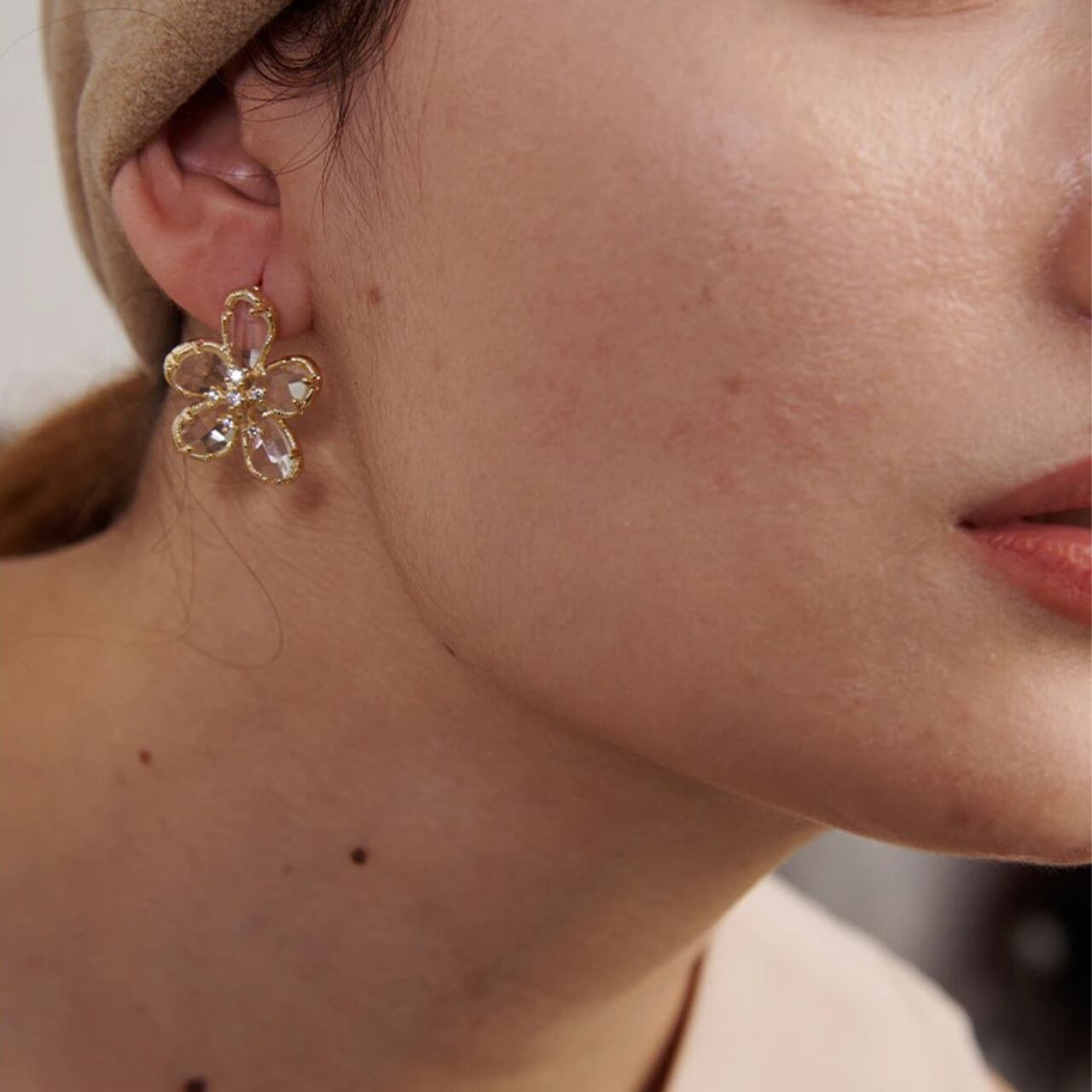 フレームフラワーモチーフピアス R00219