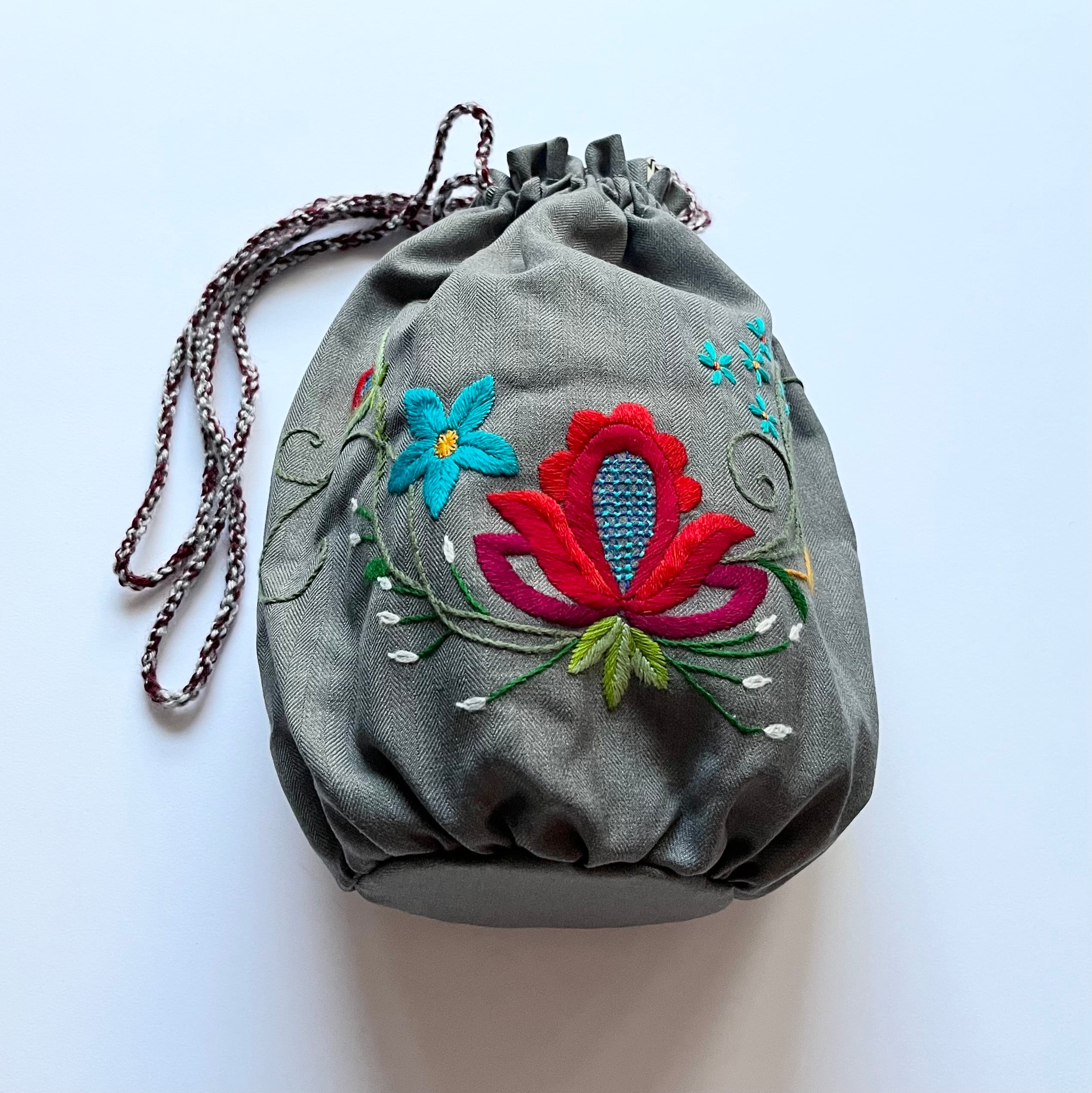 エストニアの伝統刺繍巾着バッグ(ヴィルマー刺繍?)