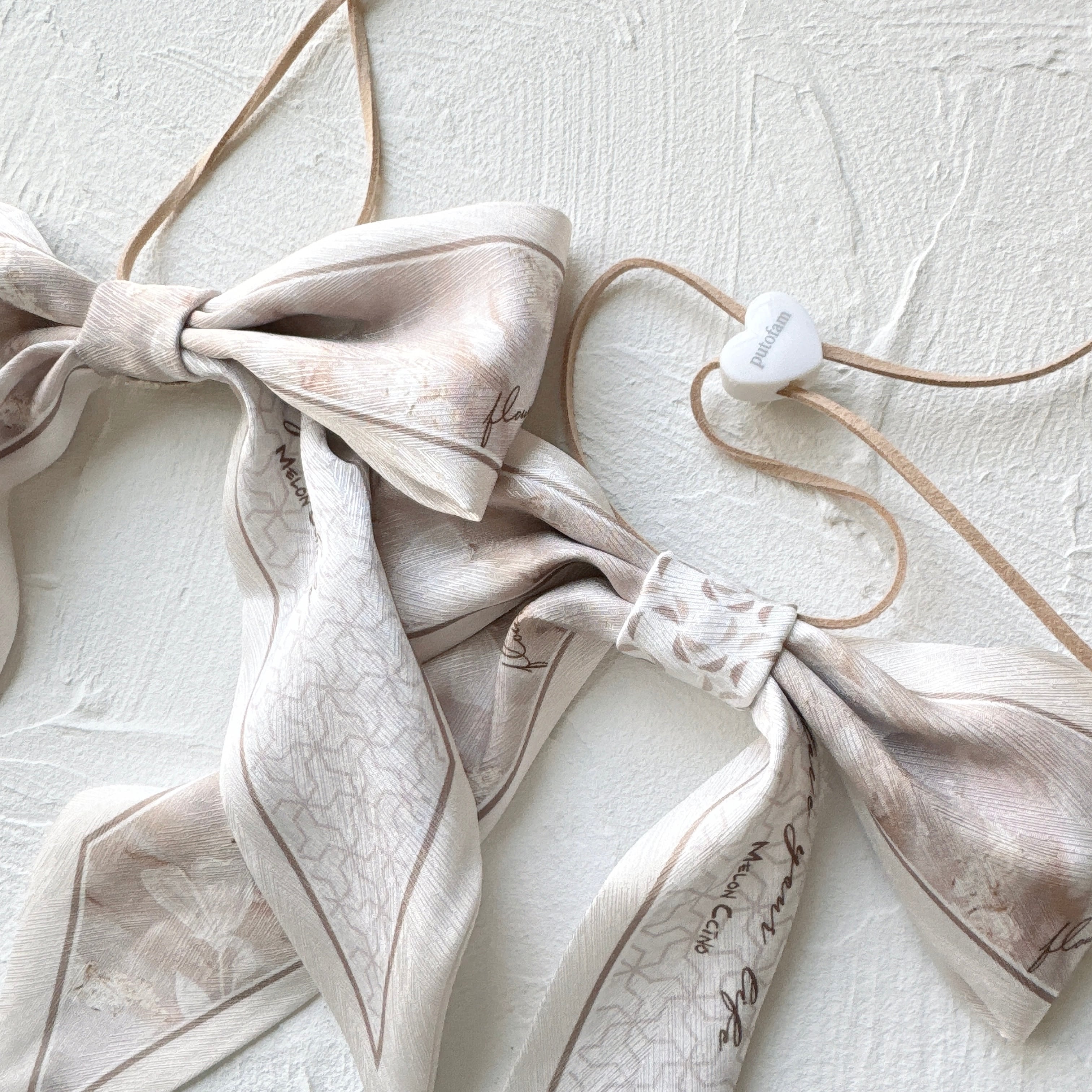 淡色スカーフリボンネックバンド