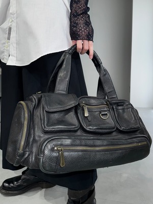 emboss leather boston bag / black