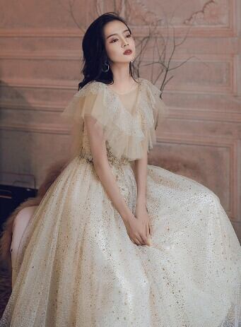 ゴールドにパールのデザインがオシャレな長袖 イブニングドレス ゴールドにパールのデザインがオシャレな長袖 イブニングドレス