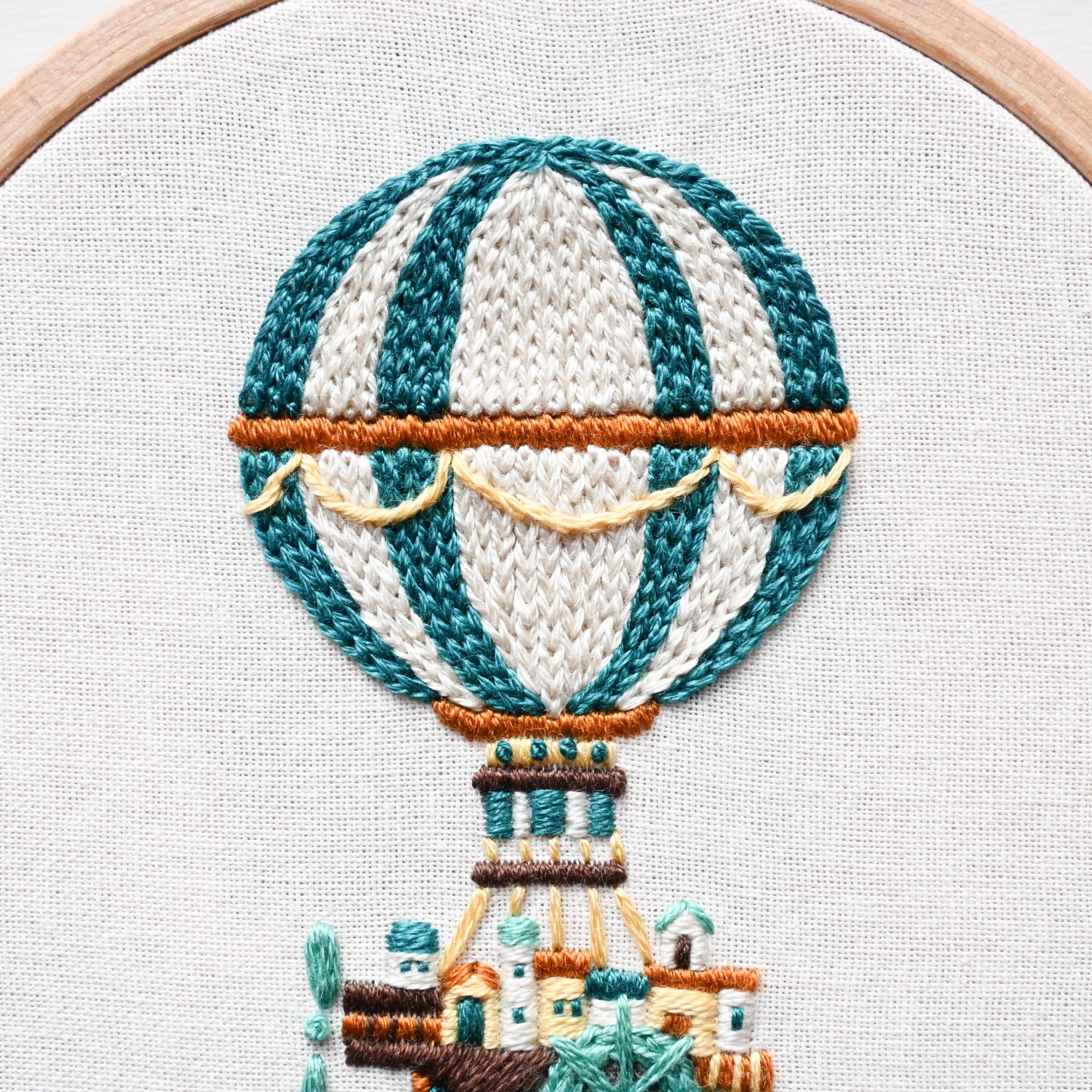 刺繍キット 機械文明の空飛ぶ乗り物たちより「空飛ぶ機械文明の気球」《空想街雑貨店》