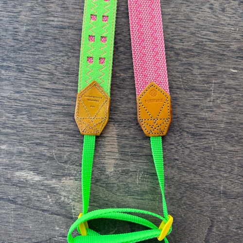 30mm幅カメラストラップサーモンピンク裏地蛍光グルーん革ベタ染黄色