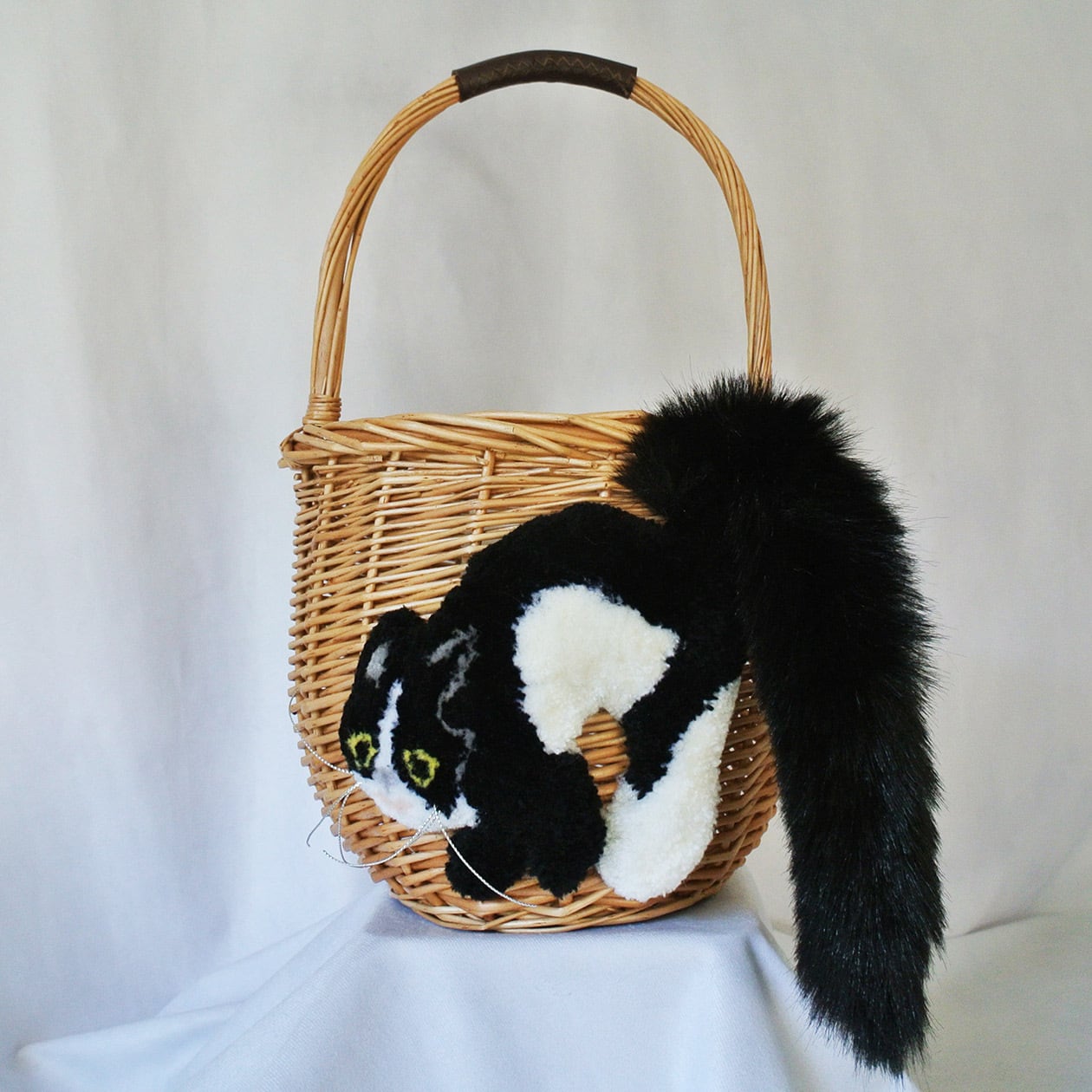 モコモコねこカゴバッグ  ウィッカーVer.　ハチワレ