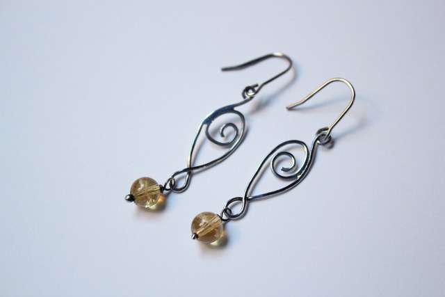 シトリンの渦ピアス