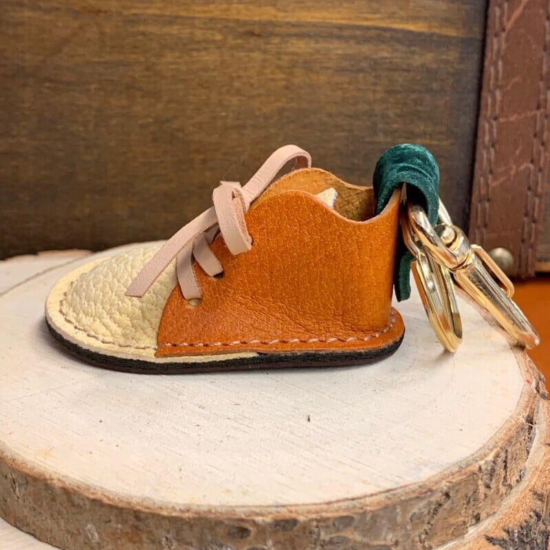 【猛獣のスニーカー】ミニスニーカーチャーム　イエロー＆キャメル系カラフル   No.5