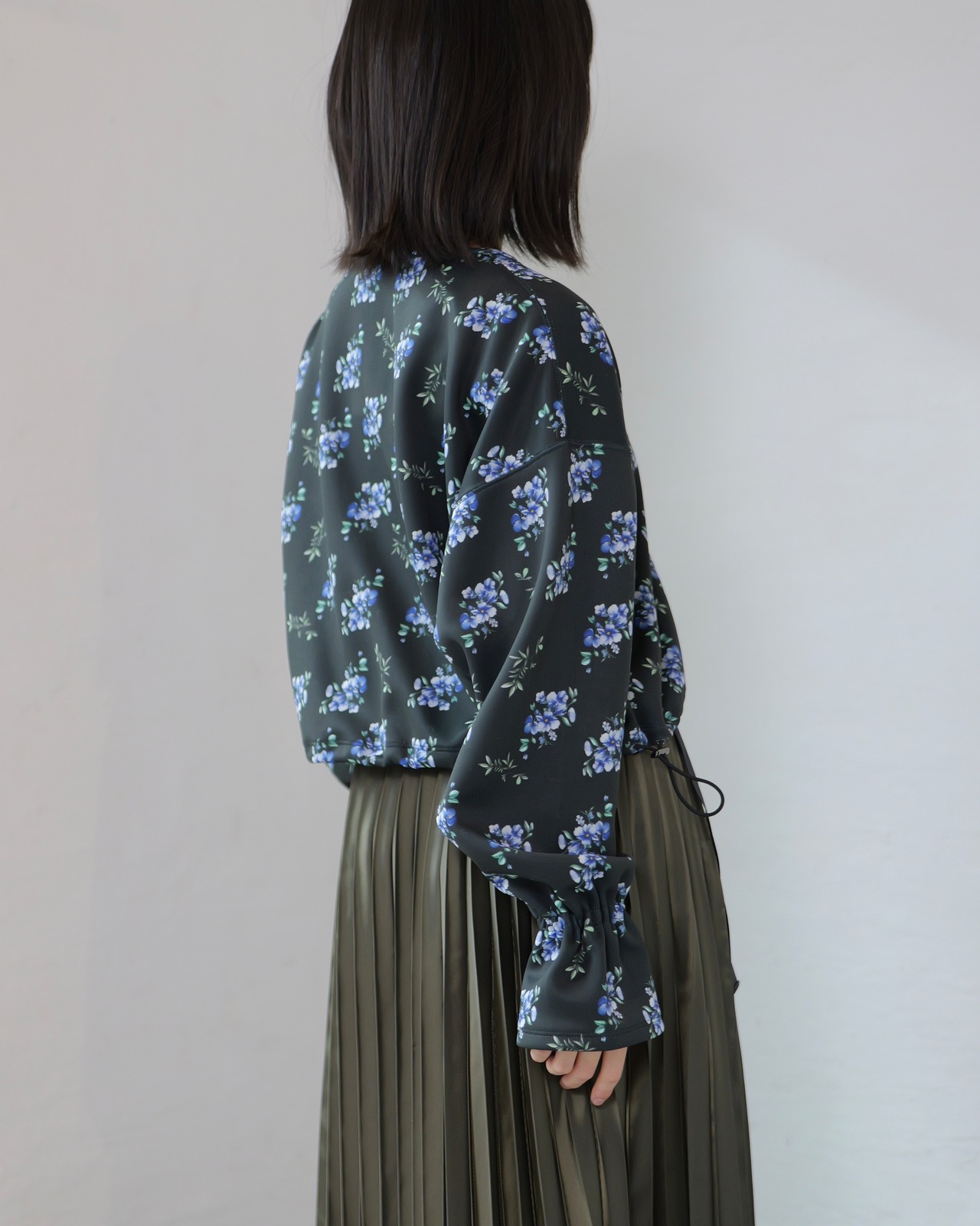 【RITSUKO KARITA - Louise flare pullover ：Night garden｜ダンボールニット／ドローコードシルエット】