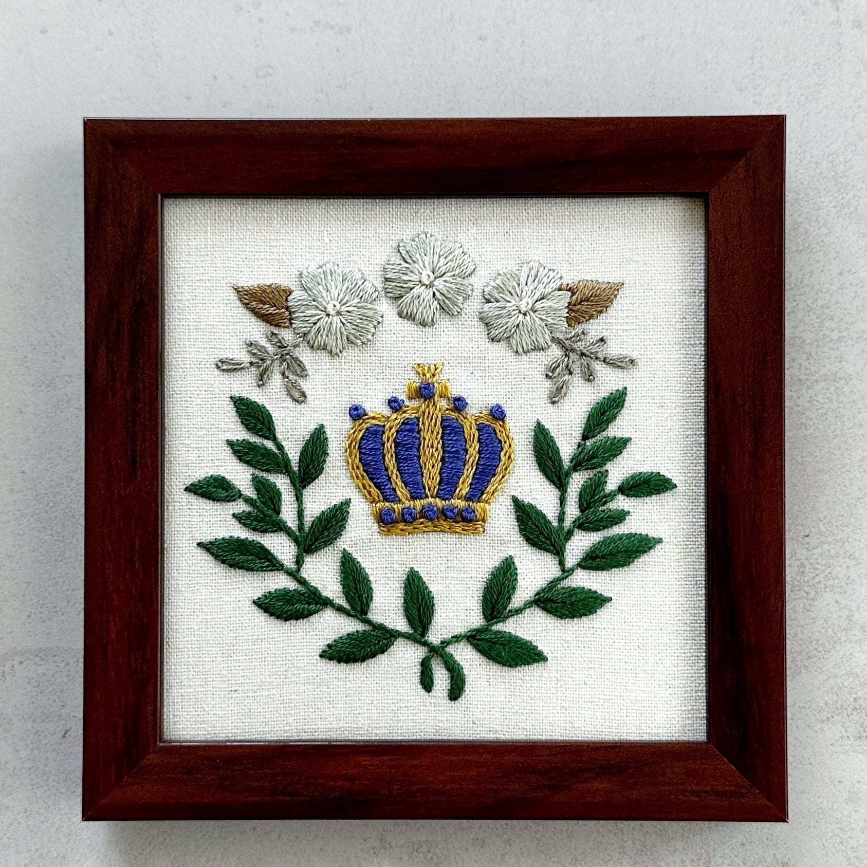 刺繍キット〉王冠のフレーム -Sapphire Blue- | Marguerite刺繍教室