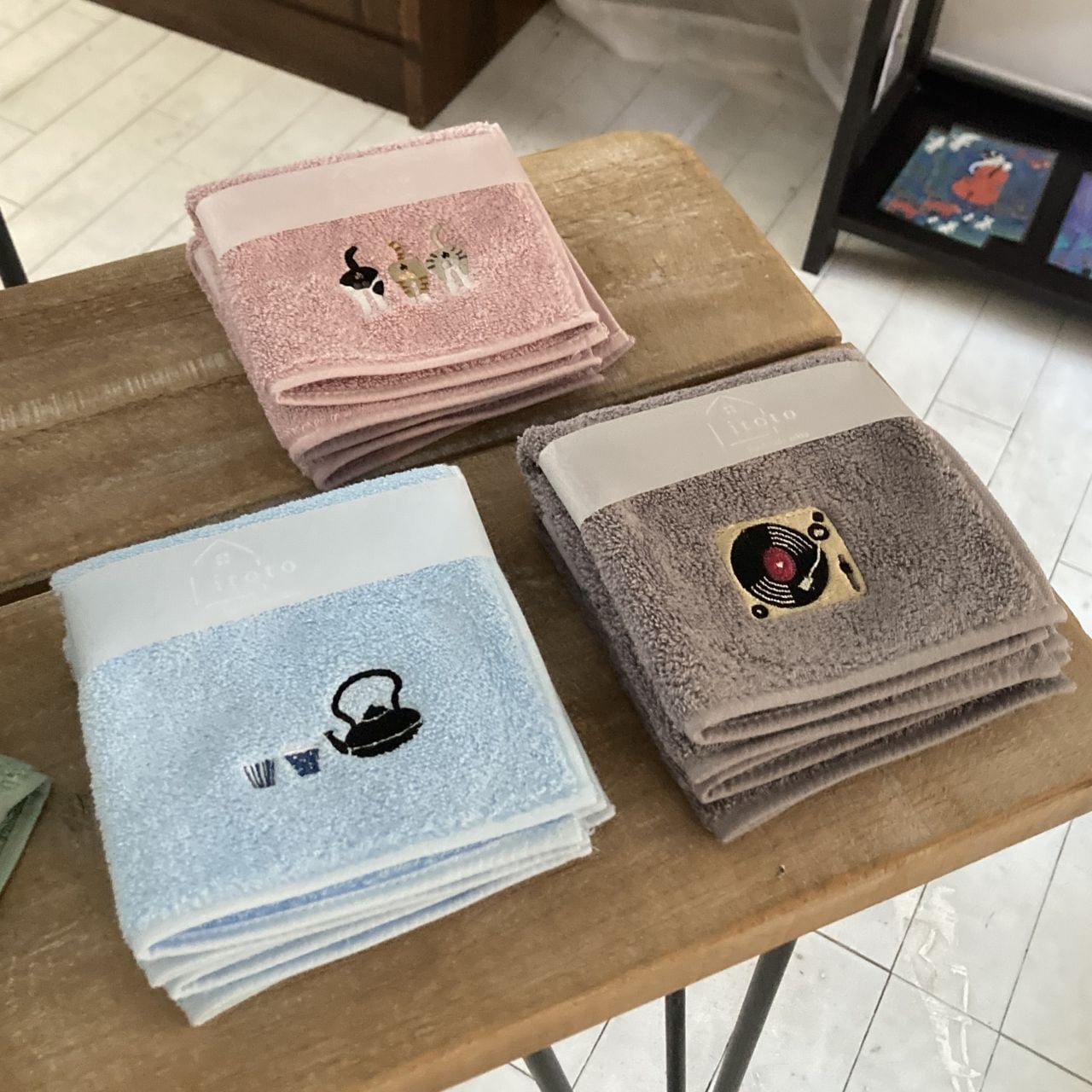 itoto＞ タオルハンカチ にゃんたま ピンク | 月とメガネとコーヒーと
