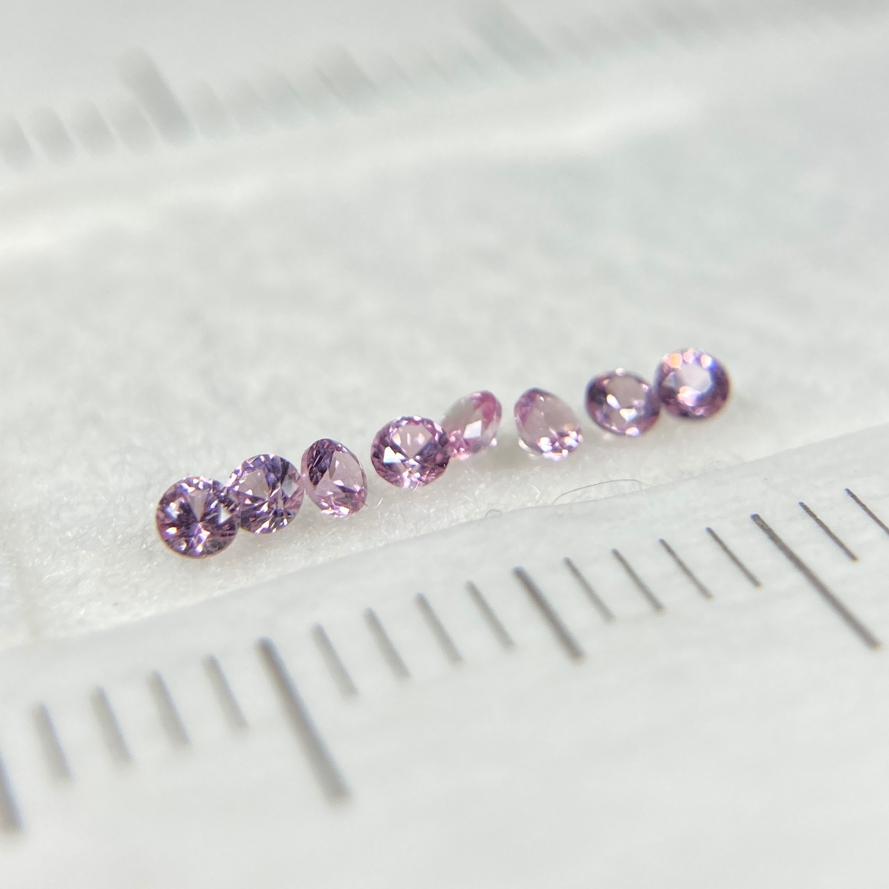 丸いスピネル メレセット ピンク系 約1.4mm r-0579