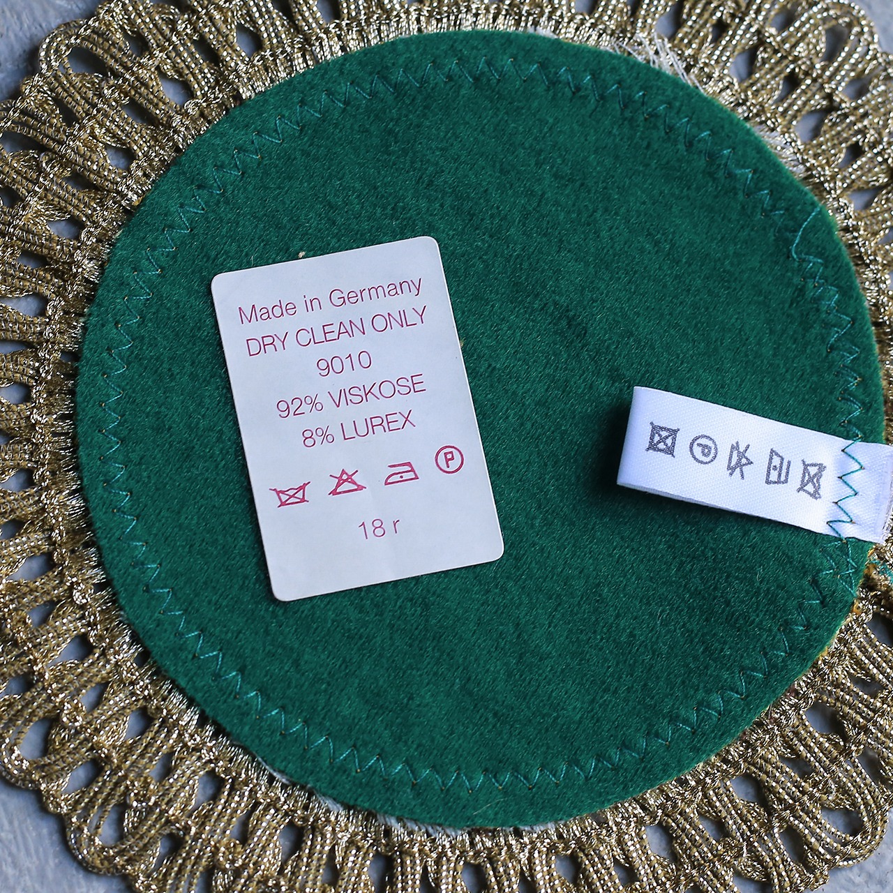 ドイツから届いた、美しい刺繍の敷物