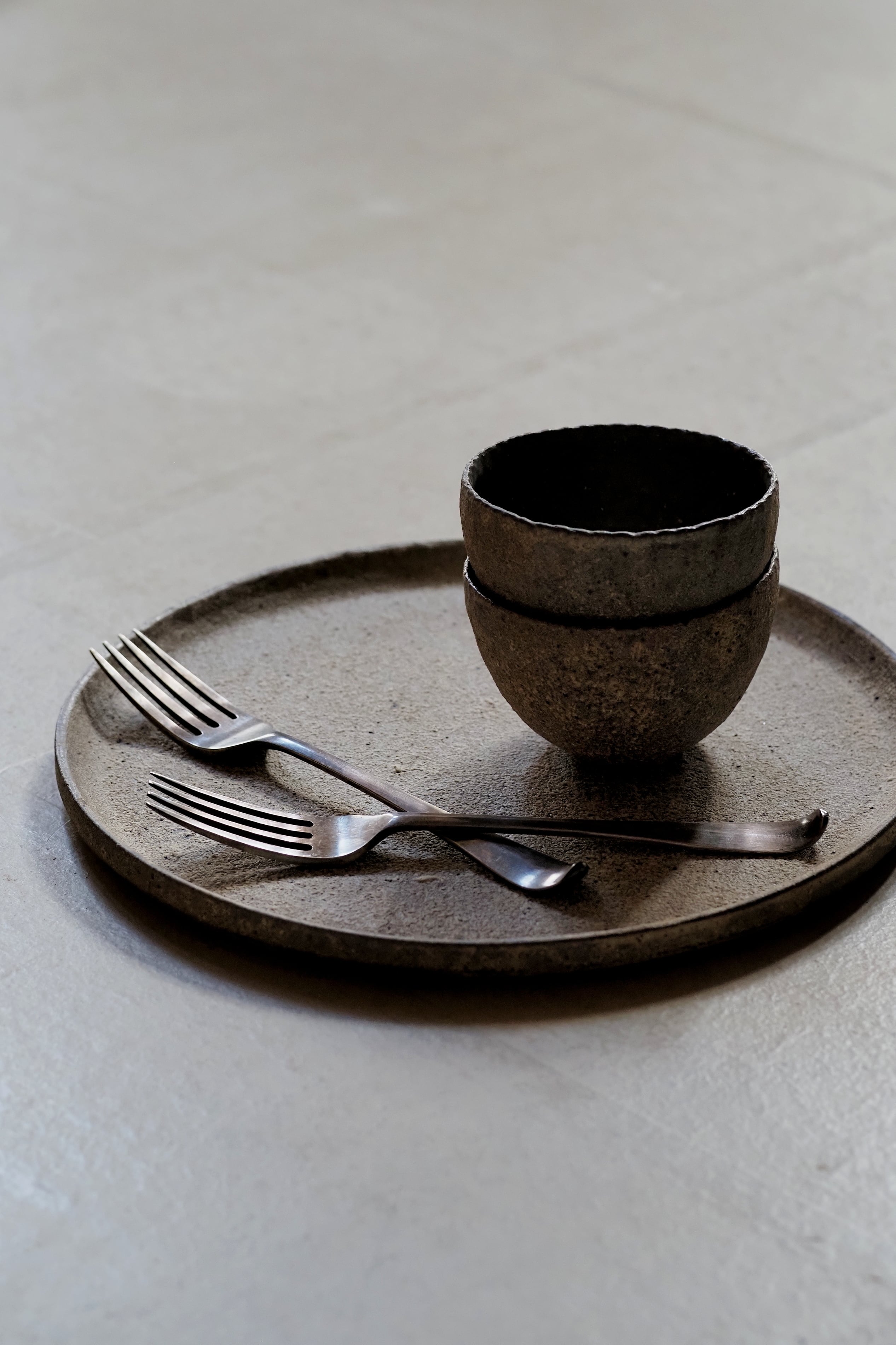 村上 躍 14.白灰化粧丸プレート | 陶屋なづな