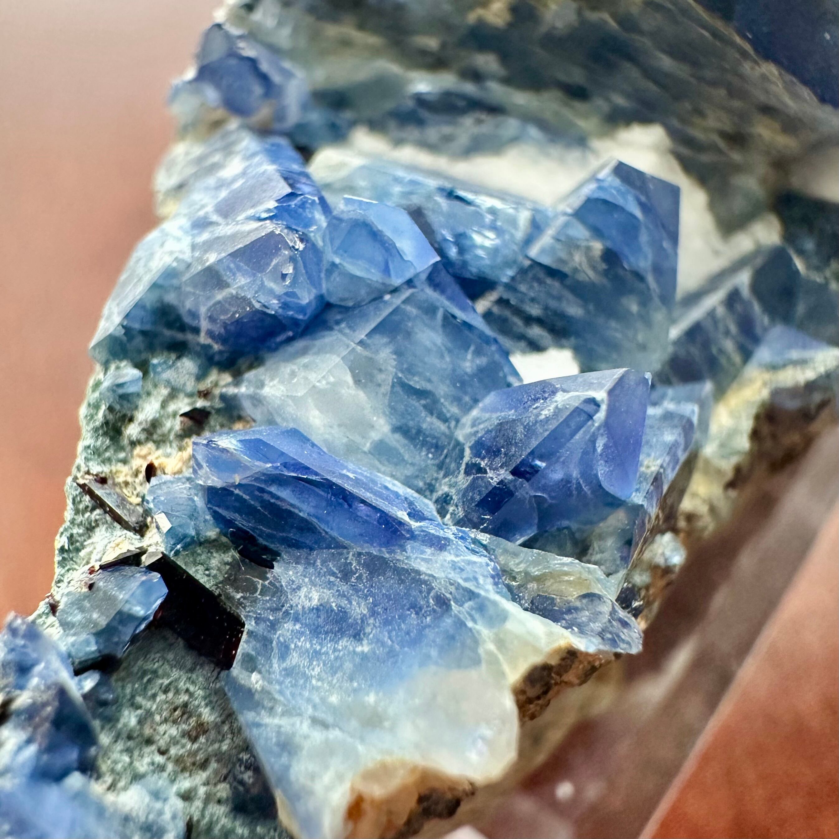 ベニトアイト / ネプチュナイト【Benitoite with Neptunite】アメリカ