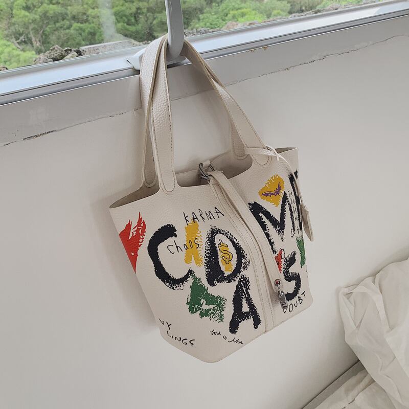 ネットセレブグラフィティスモールバッグ女性2020ワイルドハイエンドセンスの新しいトレンディなエアバッグファッションポータブルバケットバッグ 手作りハンドバック15822663035