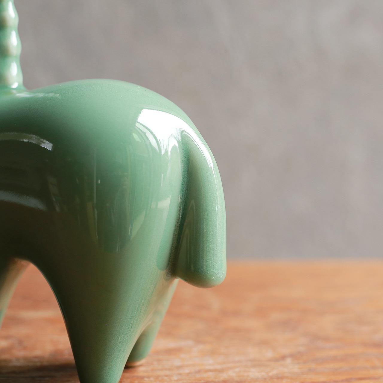 グリーンが美しい、磁器の馬 2