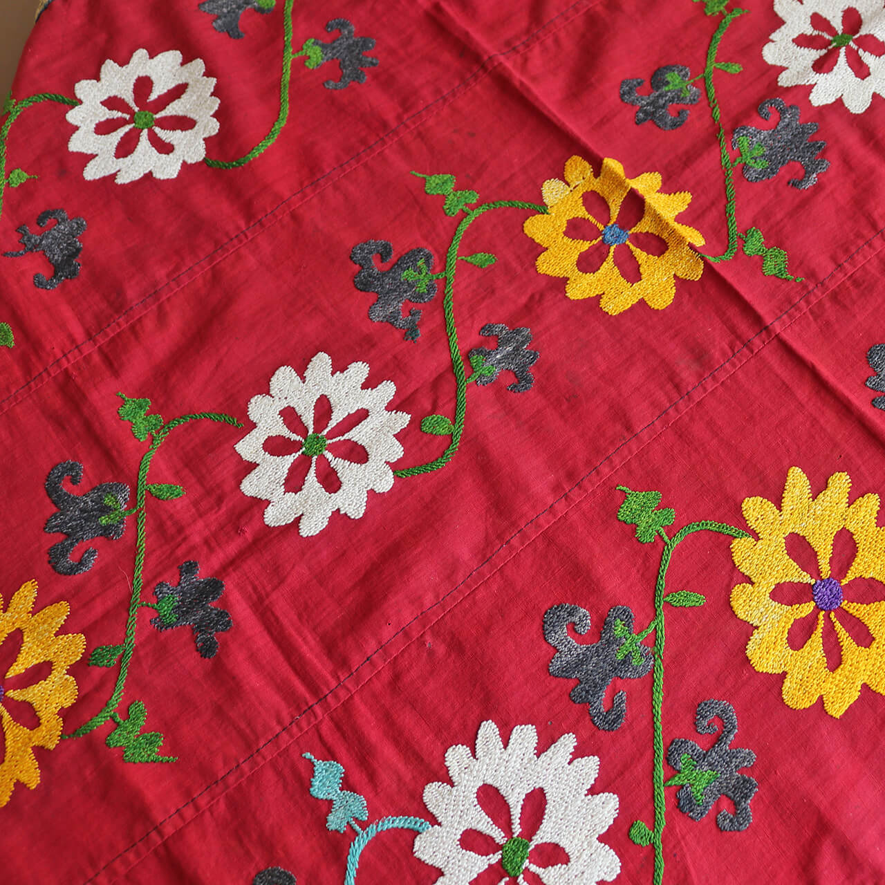 1点もの】スザニ刺繍 クロス レッド フラワー タッセル付 【約92×63cm