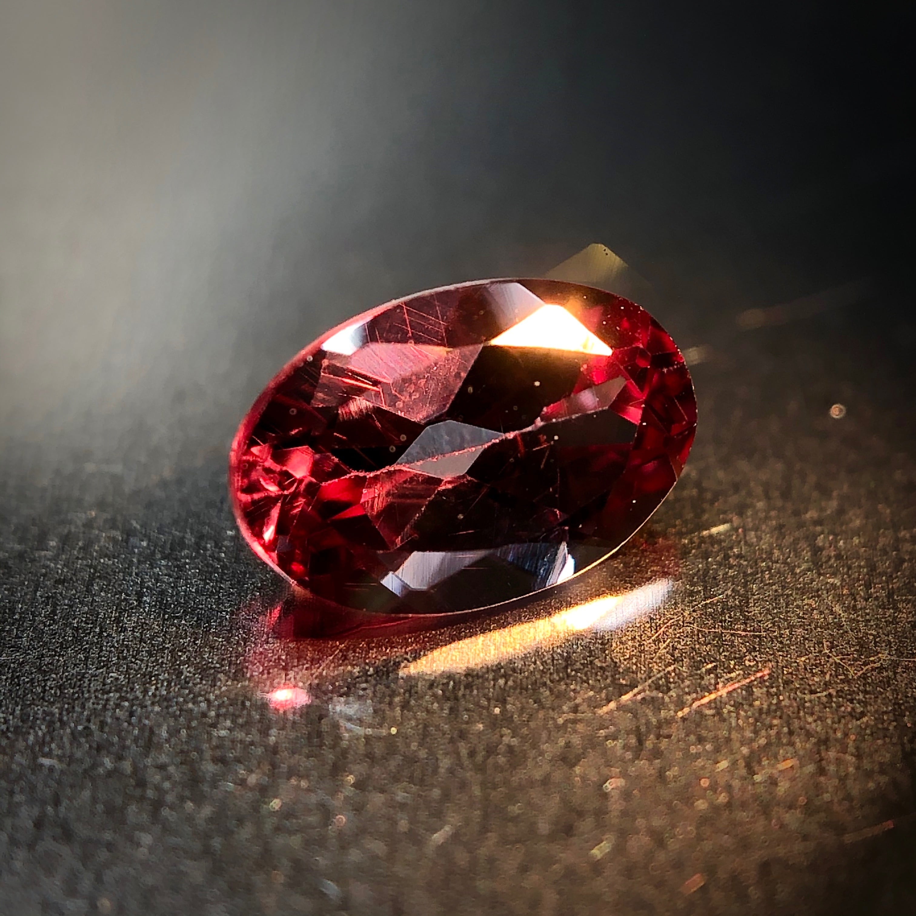 艶やかな真紅の色彩変化 0.57ct 天然 カラーチェンジ ガーネット