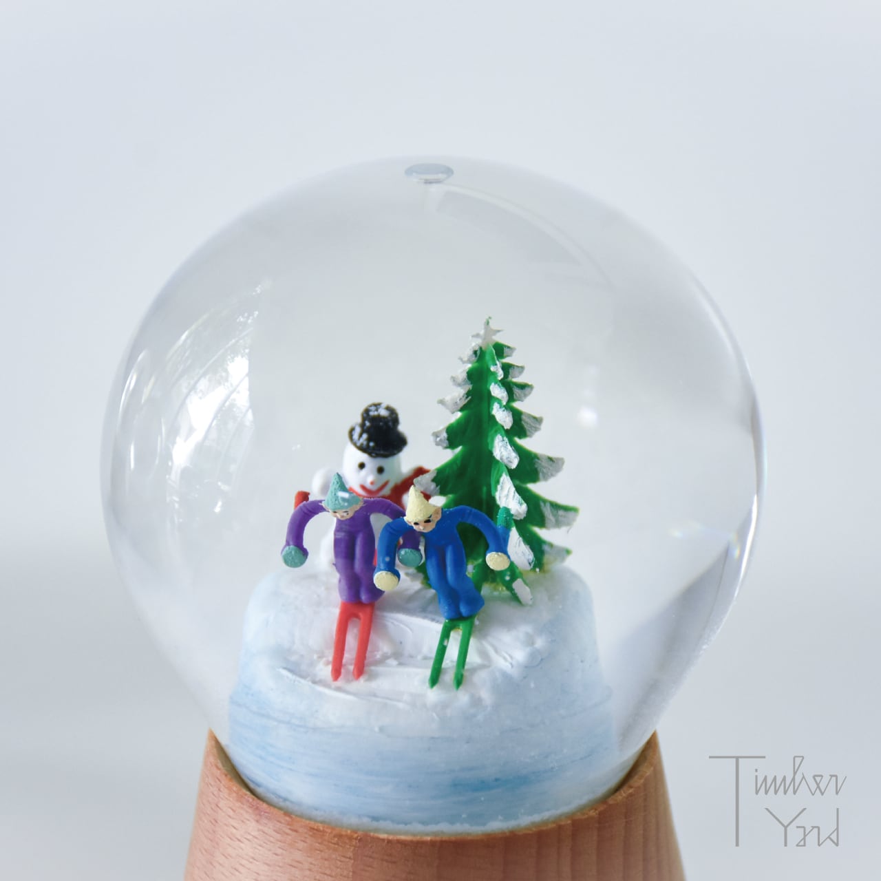 ONLINE限定】スノードーム / スキーヤーと雪だるま / 木製台座 / Φ8cm ONLINE限定】スノードーム / スキーヤーと雪だるま / 木製台座 / Φ8cm