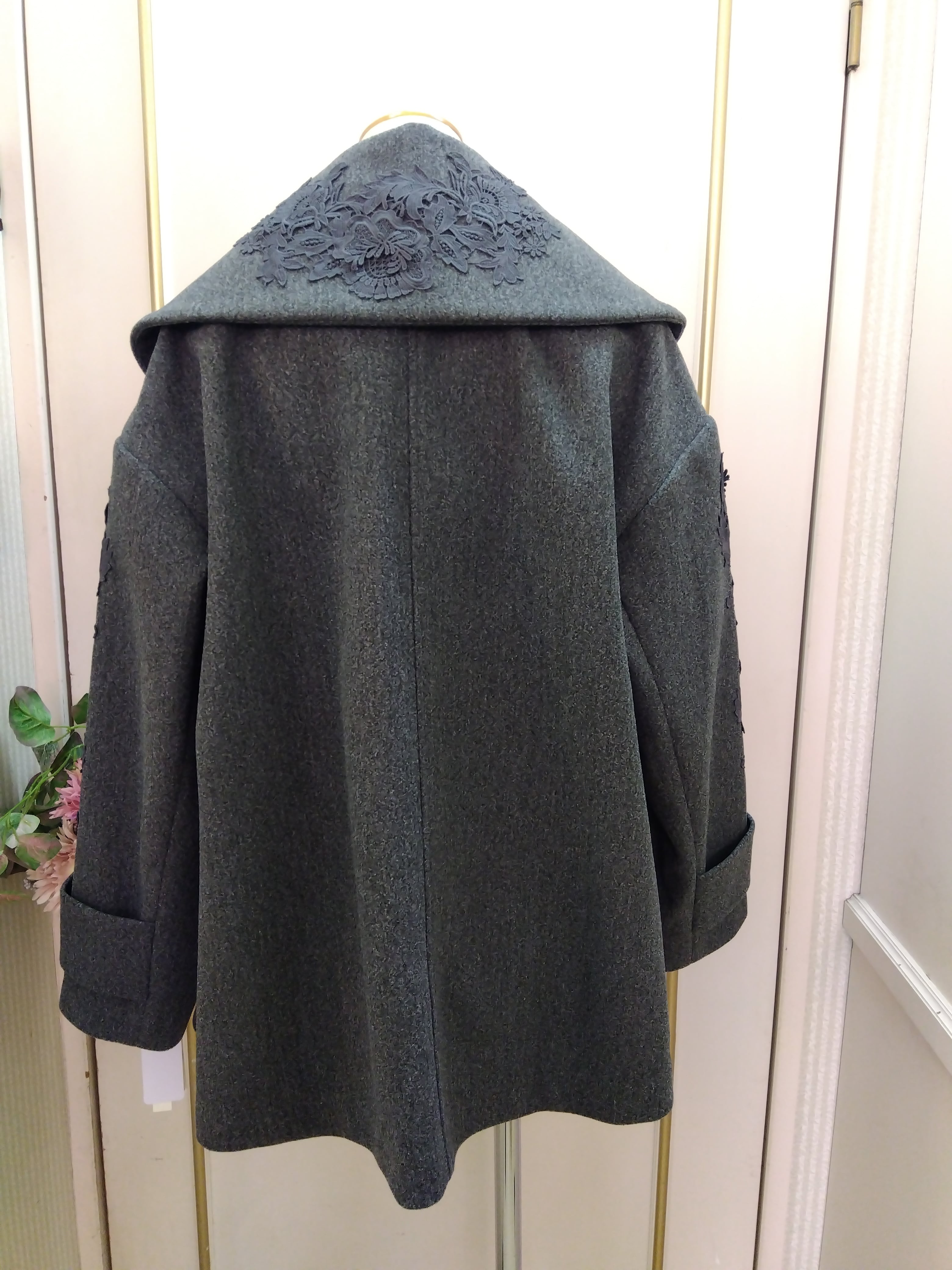 【新作】2527017スーパービューティー 花モチーフショートコート