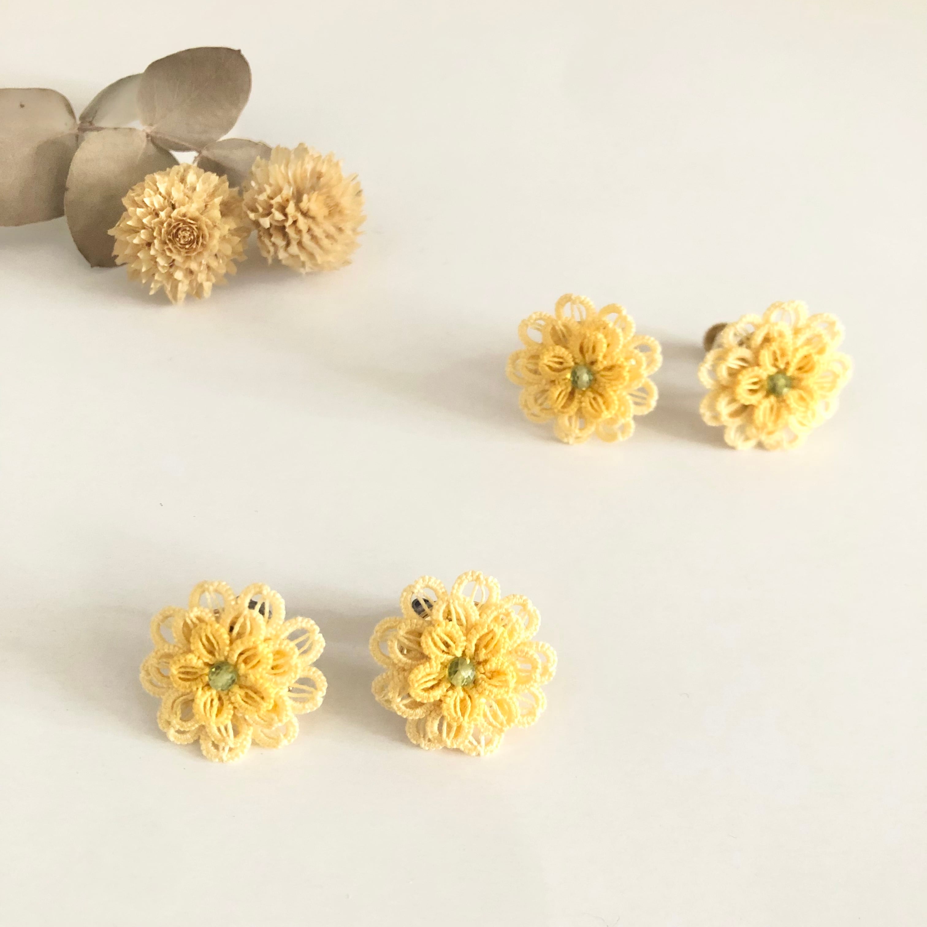 HM　ピアス　ゴールド　フラワー　花　ライトイエロー　黄色 大きめのお花のイヤリング・ピアス イエロー | La Flanerie