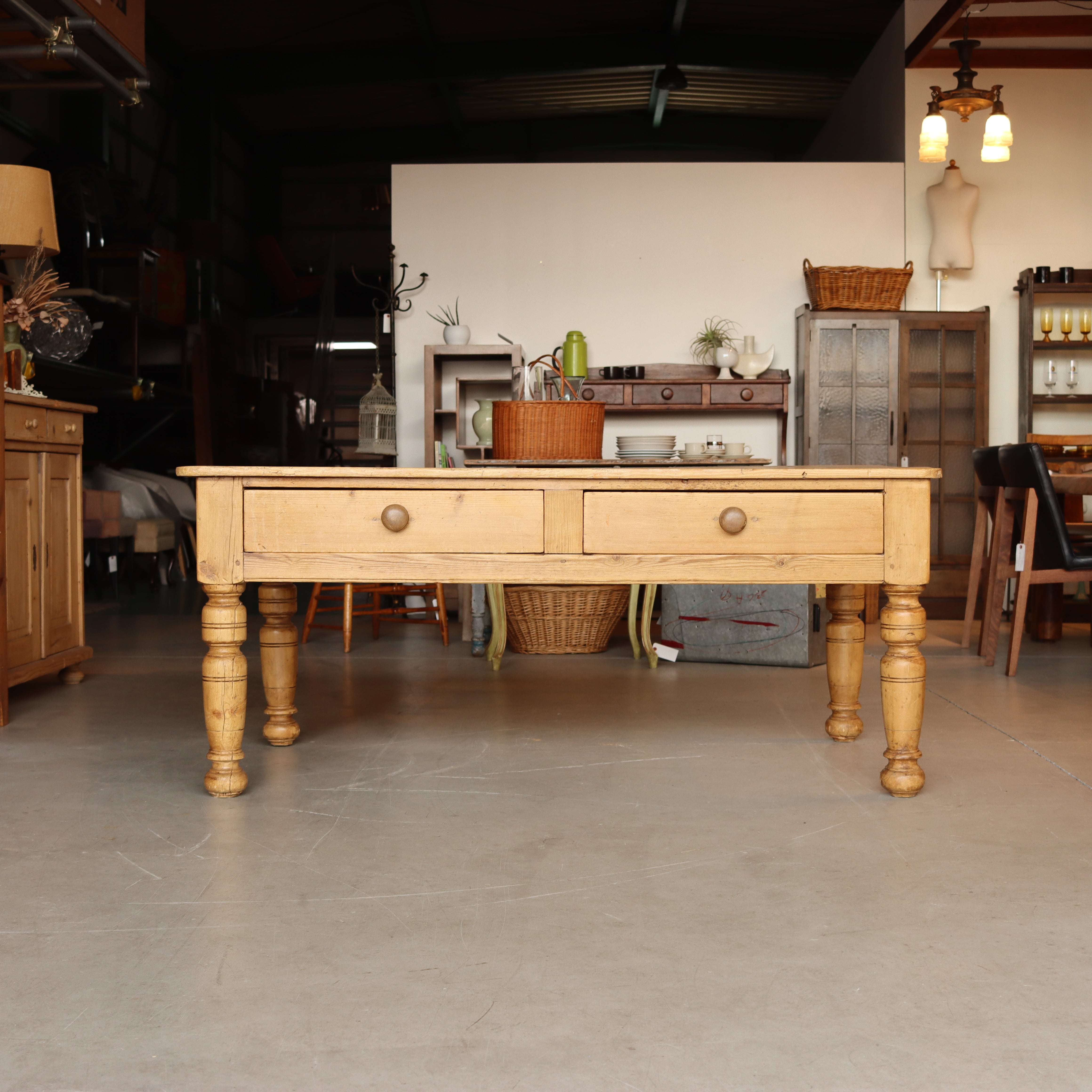 Old pine table オールドパインのテーブル