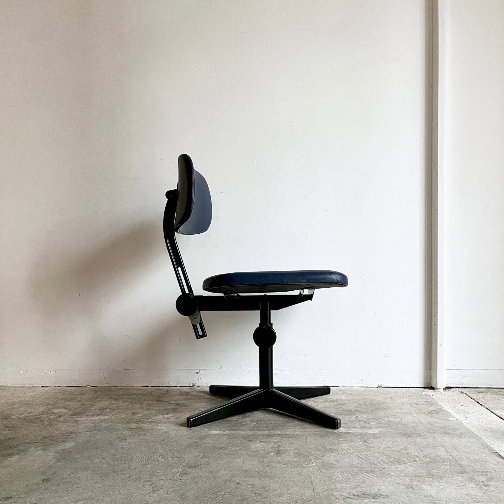 Friso Kramer (フリゾ・クラマー) Design Drafting Chair for Ahrend