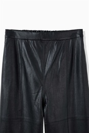 FOURAM - EMBOSS ECO LEATHER PANTS ：Black｜エンボスエコレザー／リラックスストレート／後ろゴムウエスト  ￼