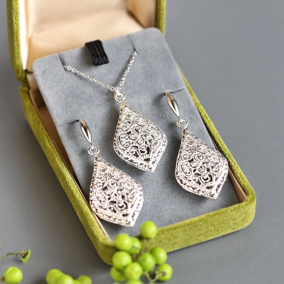 Arabesque 透かし模様の大ぶり雫ピアス｜18KGP｜ゴールド or シルバー