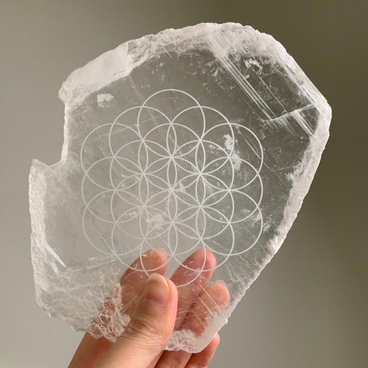 セレナイトのプレート*フラワーオブライフ(神聖幾何学模様)*天然石インテリア*クリスタルグリッドプレート*PL6