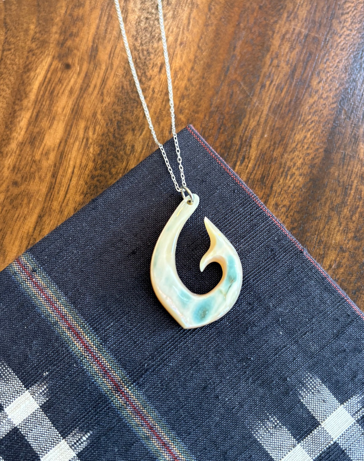 夜光貝フィッシュフック　シルバーチェーン