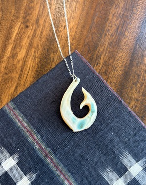 夜光貝フィッシュフック　シルバーチェーン