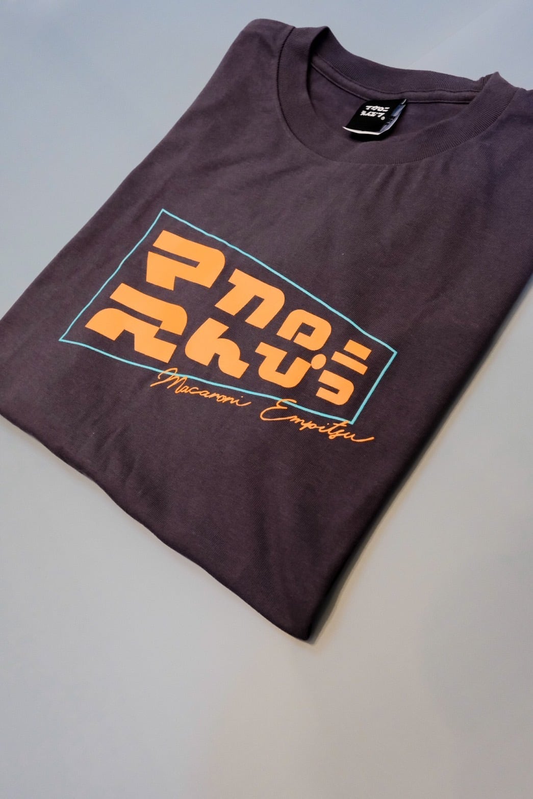 奥から手前に勢いよく飛び出てくる感じの、それでいてポップなNEWロゴT