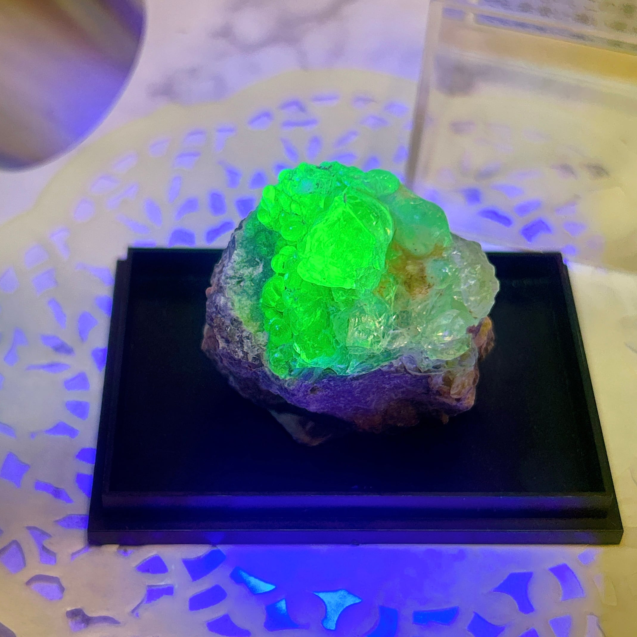 19727】 蛍光鉱物 玉滴石 ハイアライト オパール 天然石 鉱物 原石