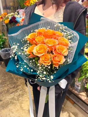 オレンジ薔薇12本とカスミソウのブーケ
