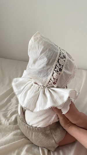 lumière frill bib