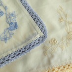 手刺繍ハンカチ　　クロシェの縁取り　クリーム×ダスティブルー　