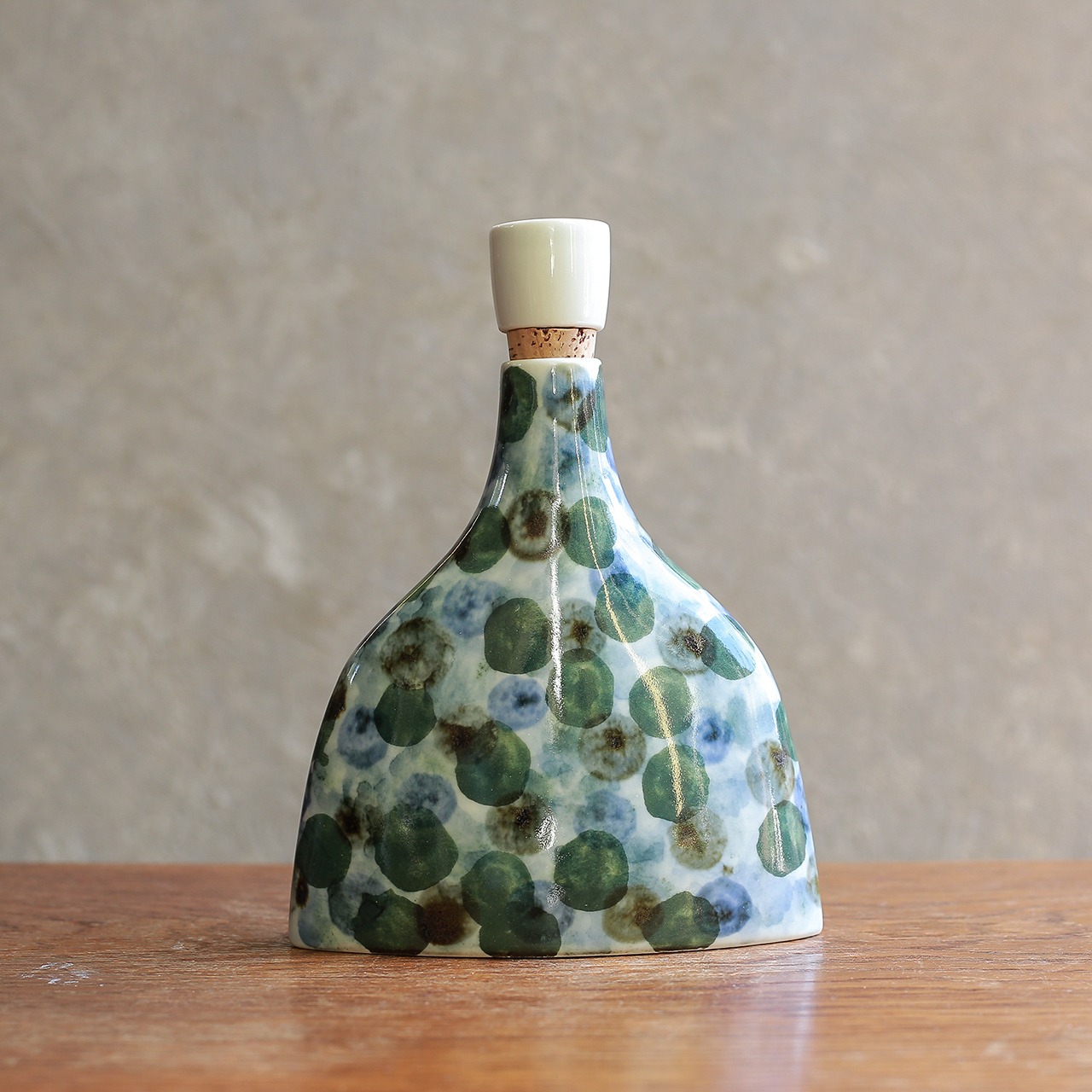 手描きの模様が美しい、陶器のボトル 2