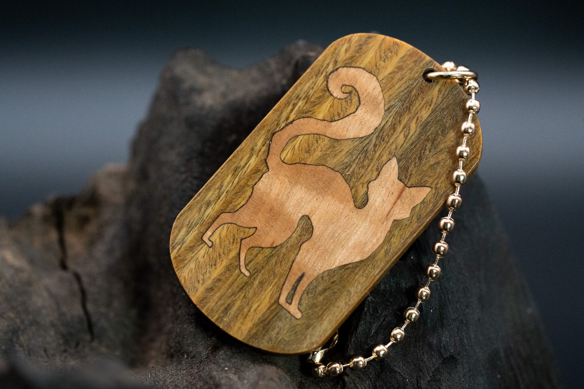 【翡翠の木】 パロサント ドッグタグ 象嵌 探る視線