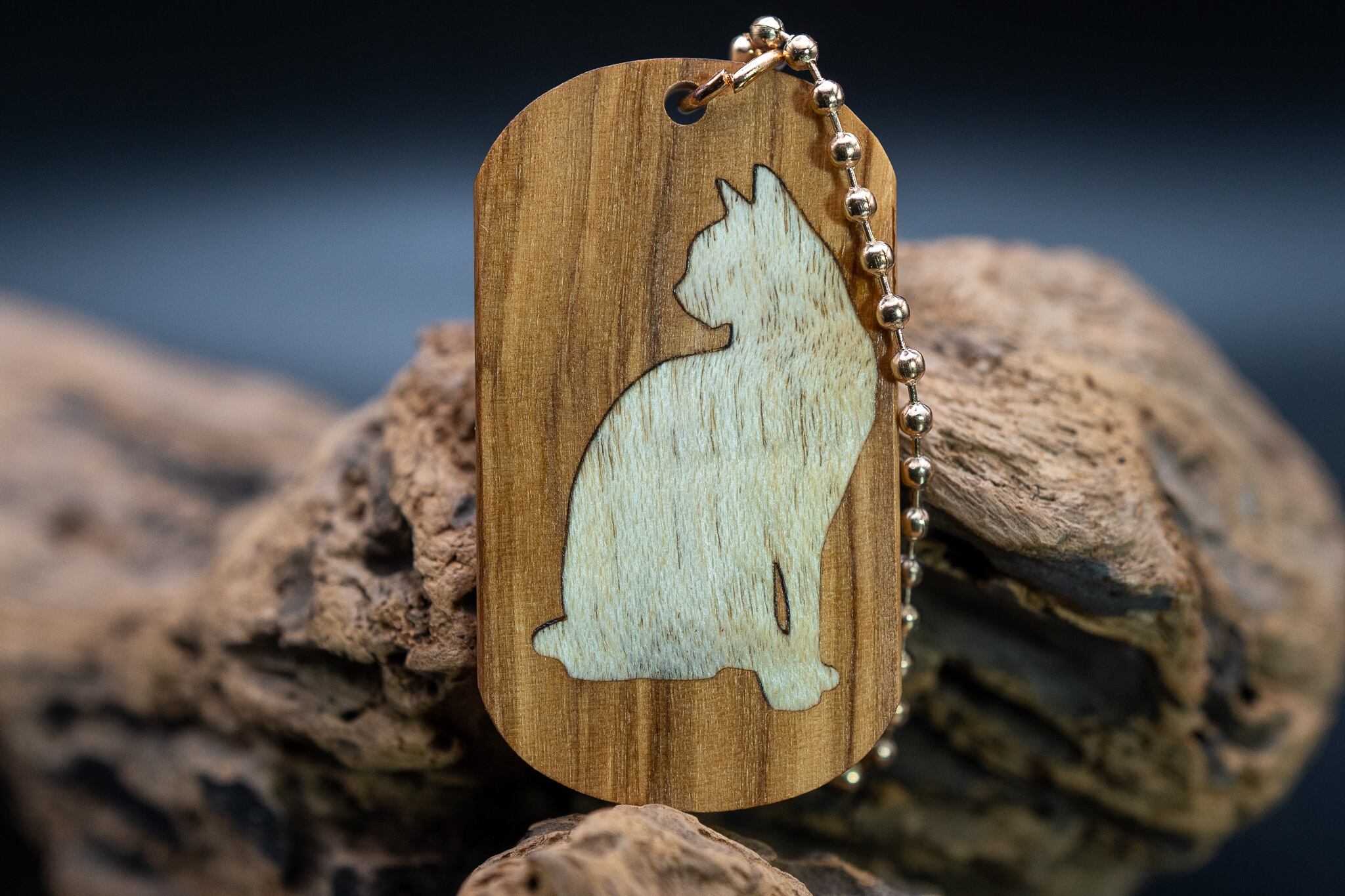 【平和のシンボル】 オリーブ ドッグタグ象嵌 優雅に座る猫