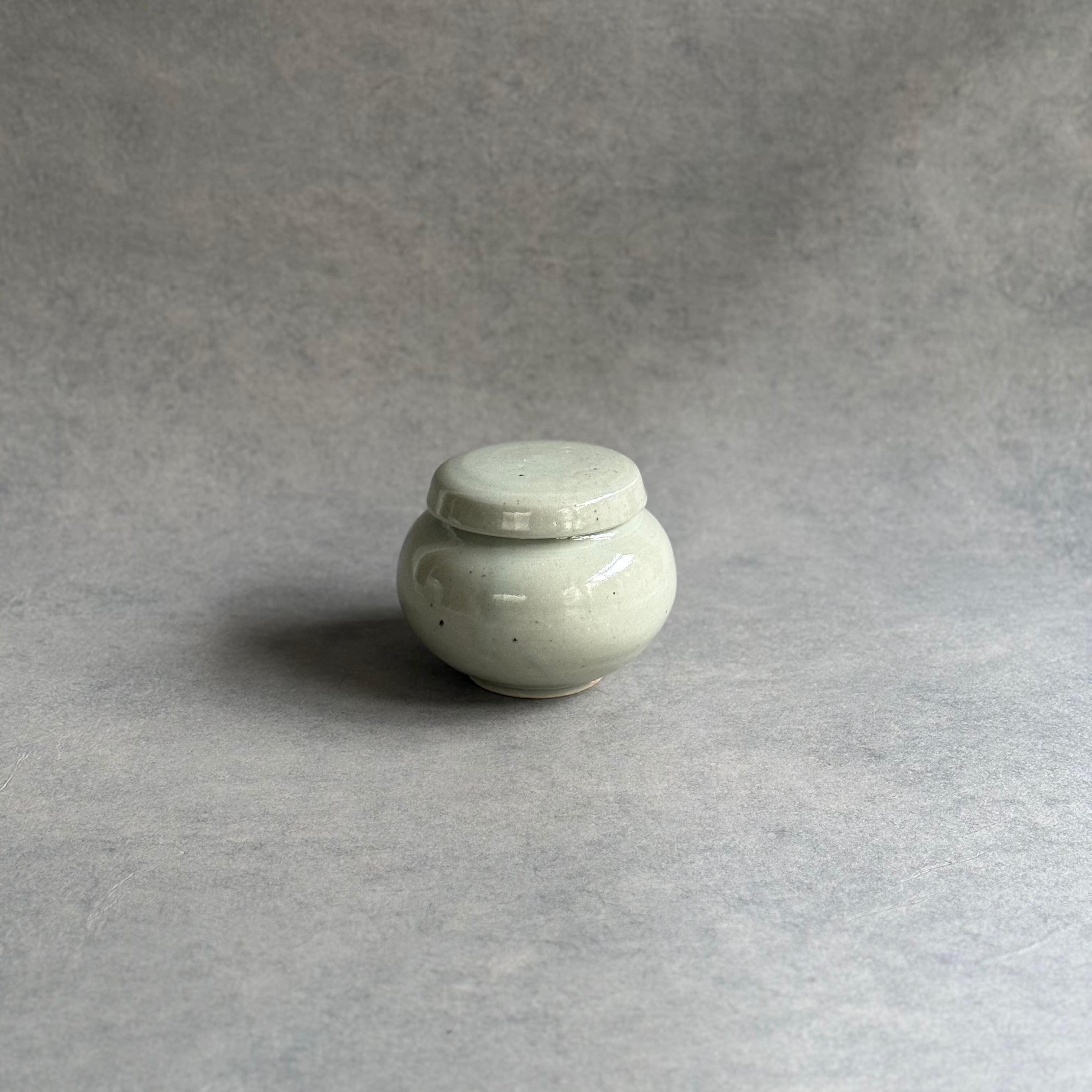 日高伸治   青白磁蓋付薬壺 大