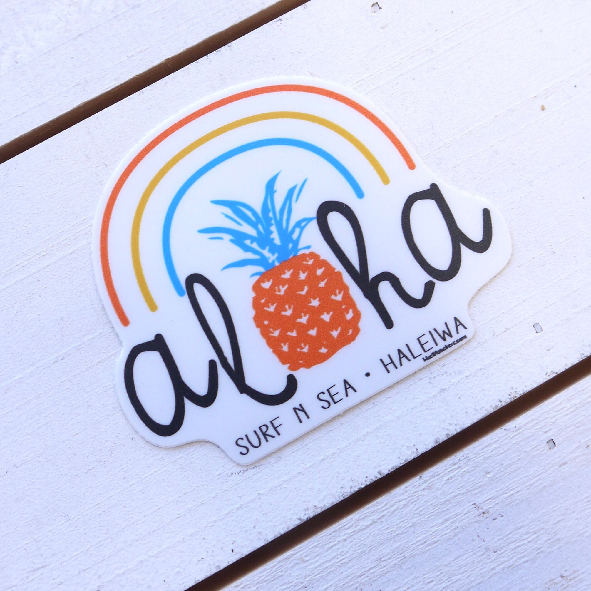 ★ハワイ直輸入★SURFER X-ING ステッカー<サーフ・アンド・シー>Surf N Sea/サーフンシー/ノースショア/ハレイワ/Northshore/防水<パイナップル レインボー>