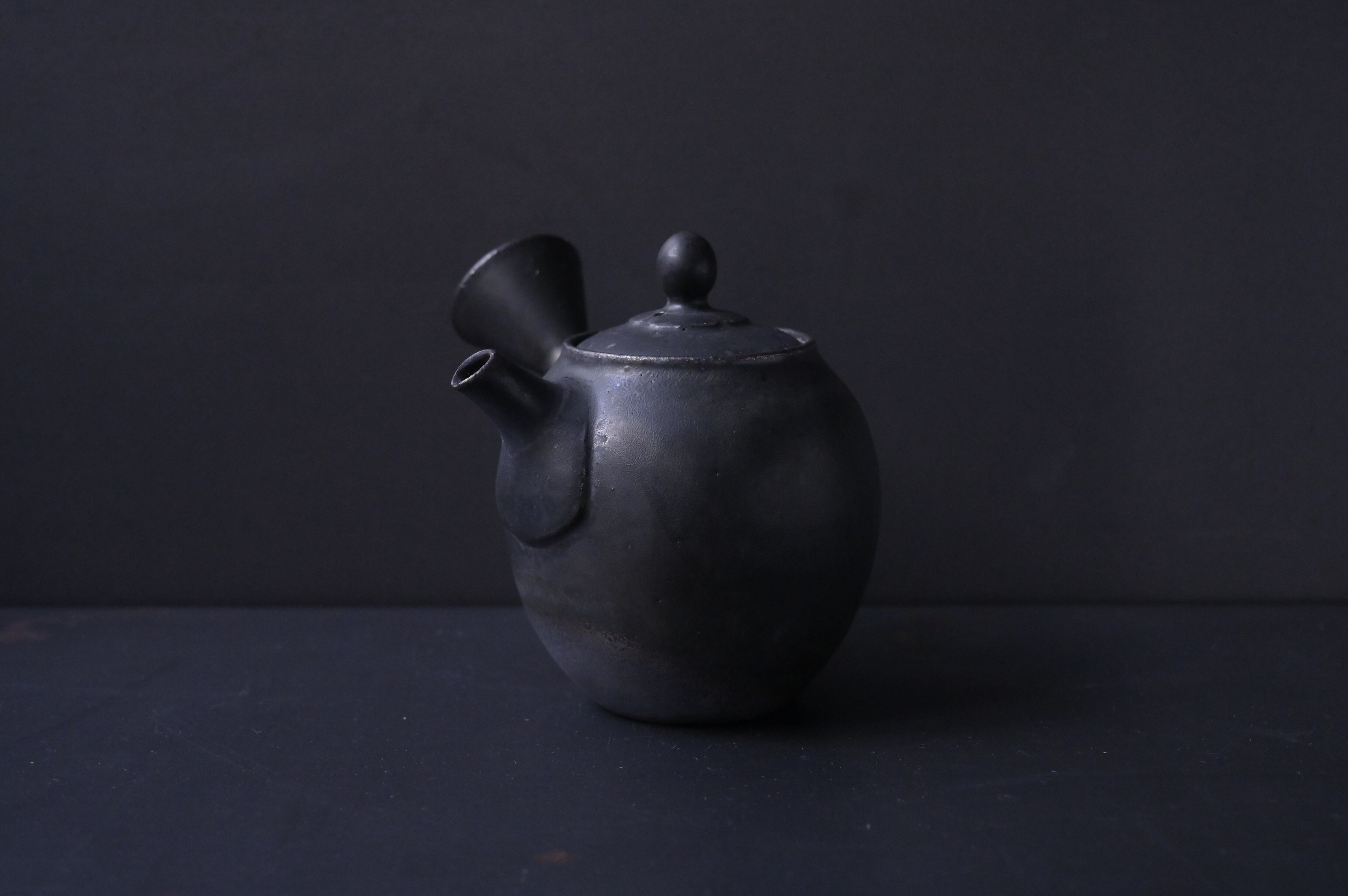 山崎さおり 左利き黒釉急須 | 鎌倉倶楽部 茶寮