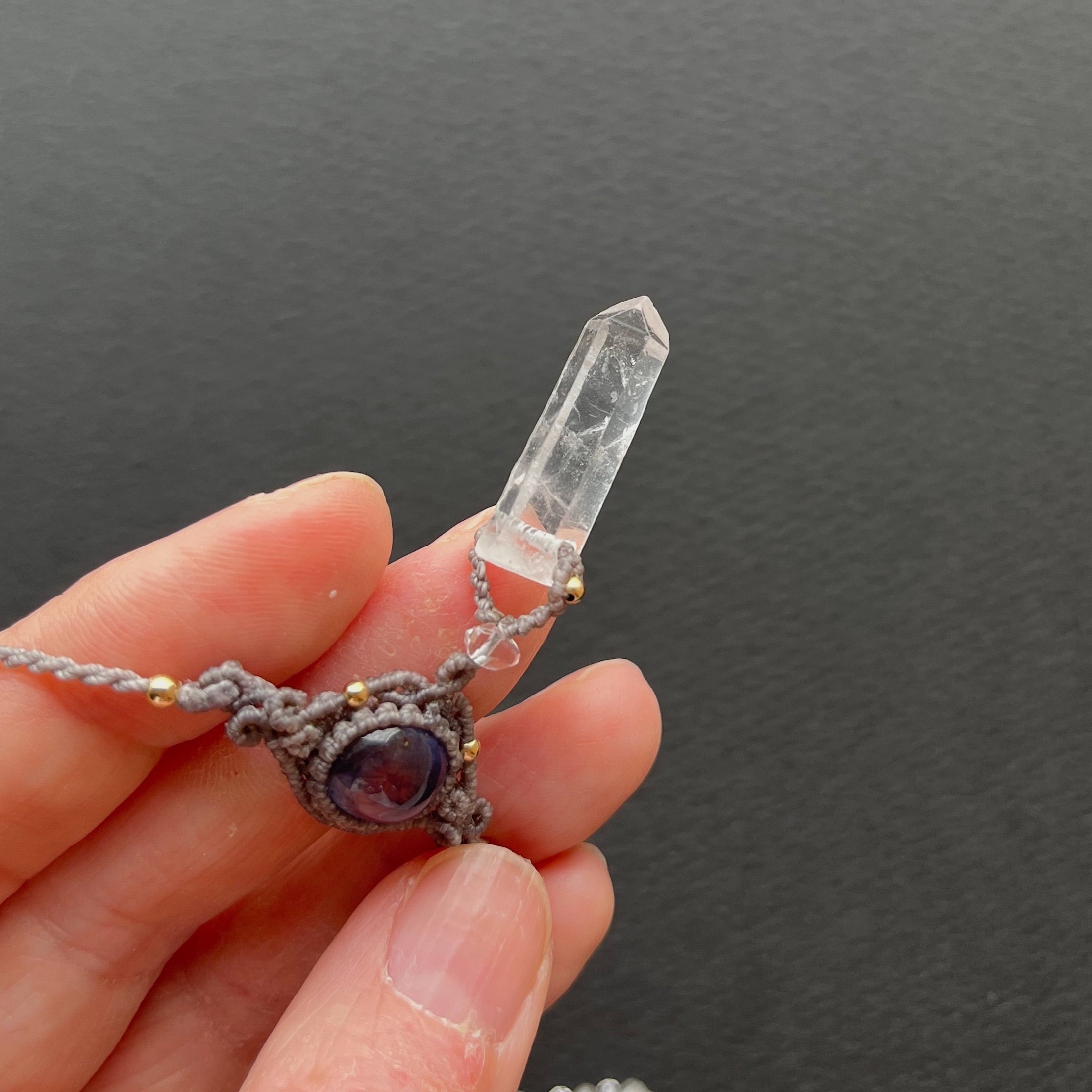 クリスタル×シェル＆サファイアのマクラメ編みネックレス　ペンダント　天然石 ヒマラヤ産クリスタル+サファイアのマクラメ編み 天然石