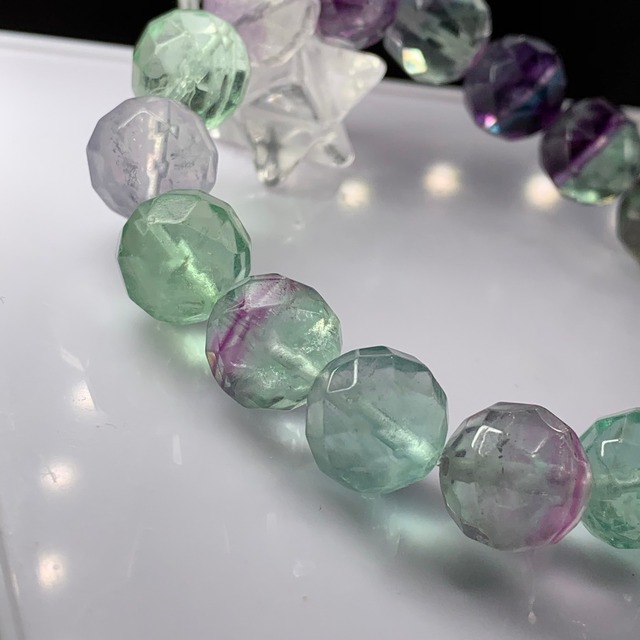 no3.透明感有✩64面体フローライトカットブレスレット