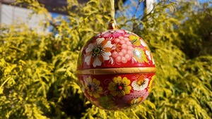 ペトリキウカ塗りの木製クリスマスオーナメント（人間国宝ホメンコ作）レッド