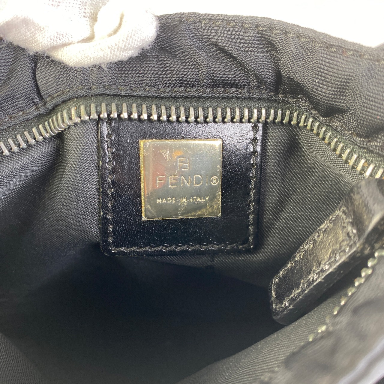 【最終処分SALE】FENDI フェンディ  ロゴプレート キャンバス ショルダーバッグ ブラック A-7469