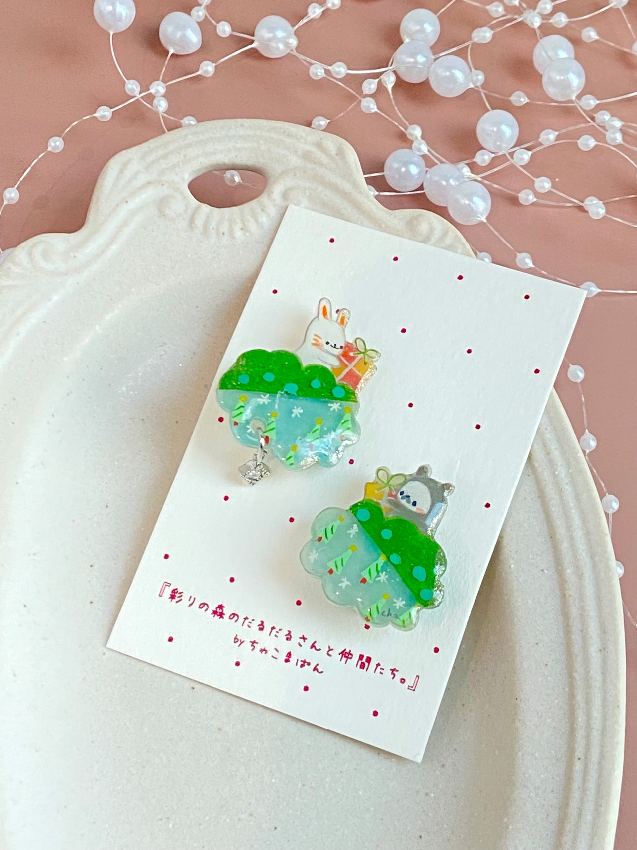 ブローチ『うさぎちゃんとプレゼント交換』グリーン