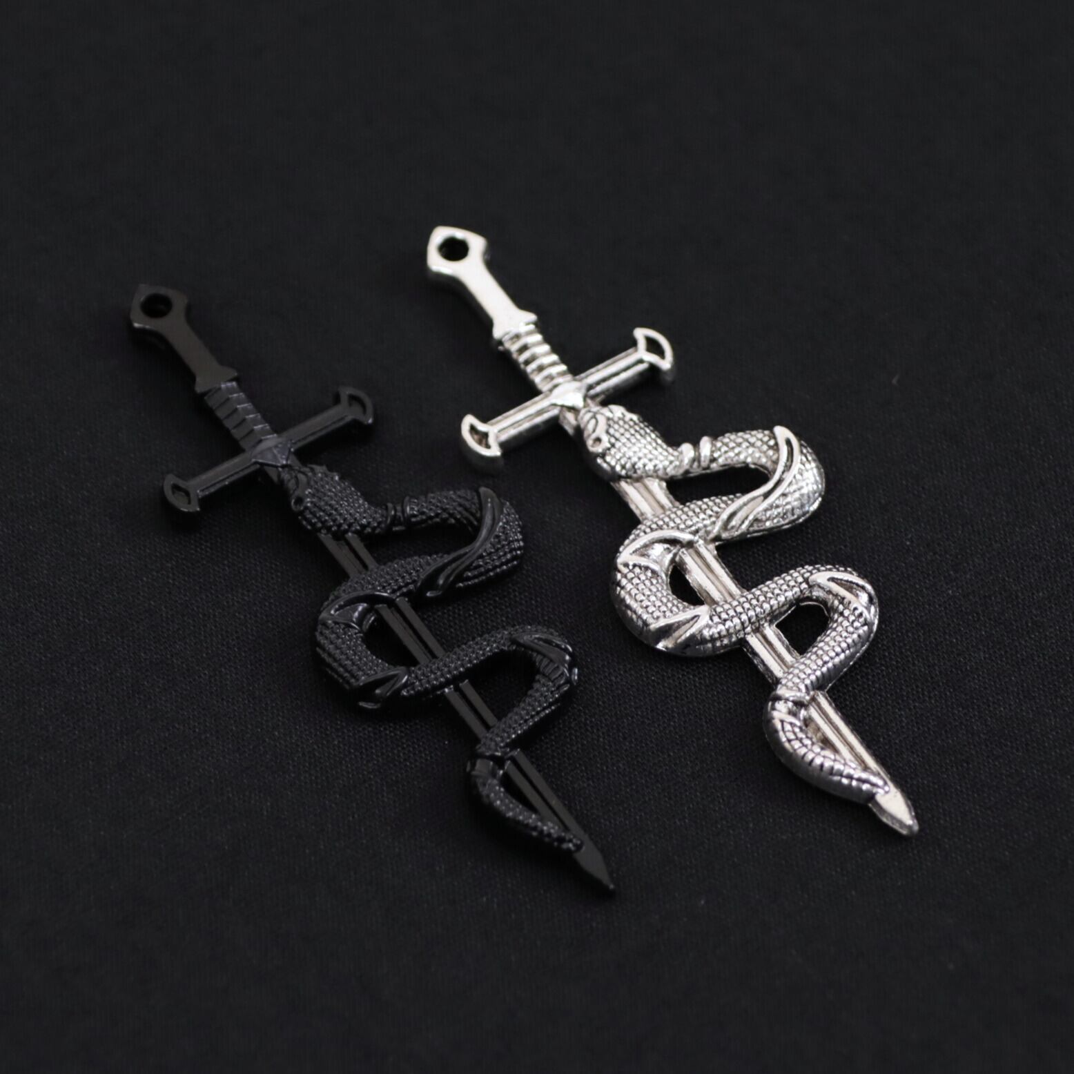 剣と蛇 パーツ 金属 02000071 ハンドメイド 装飾 飾り | リボンと